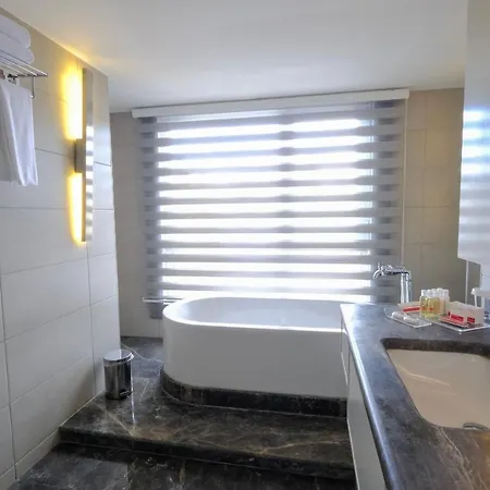 Ramada Plaza By Wyndham Hotel Esmirna