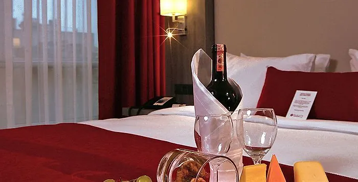 מלון Ramada Plaza By Wyndham 4*