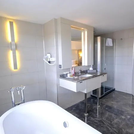 Ramada Plaza By Wyndham 4*