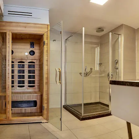 Ramada Plaza By Wyndham ホテル