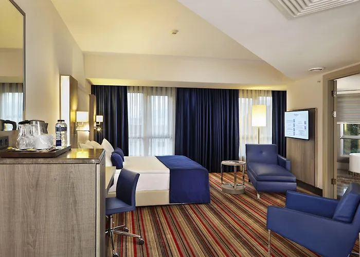 Hotel Ramada Plaza By Wyndham Esmirna